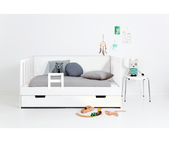 Детская низкая кровать Сказка с планкой-ограничителем в белом цвете 
