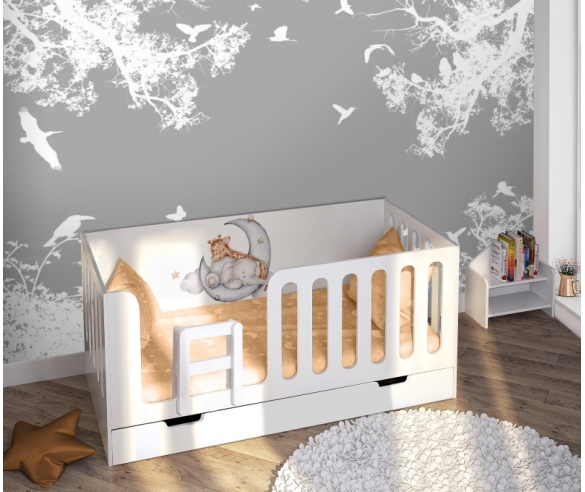 Кровать для детей в белом цвете с рисунком
